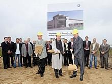 Werkleiter Frank Fischer, Oberbürgermeister Dr. Gert Hoffmann und Betriebsratsvorsitzender Uwe Fritsch beim Spatenstich für die neue Halle 31. Foto: Volkswagen